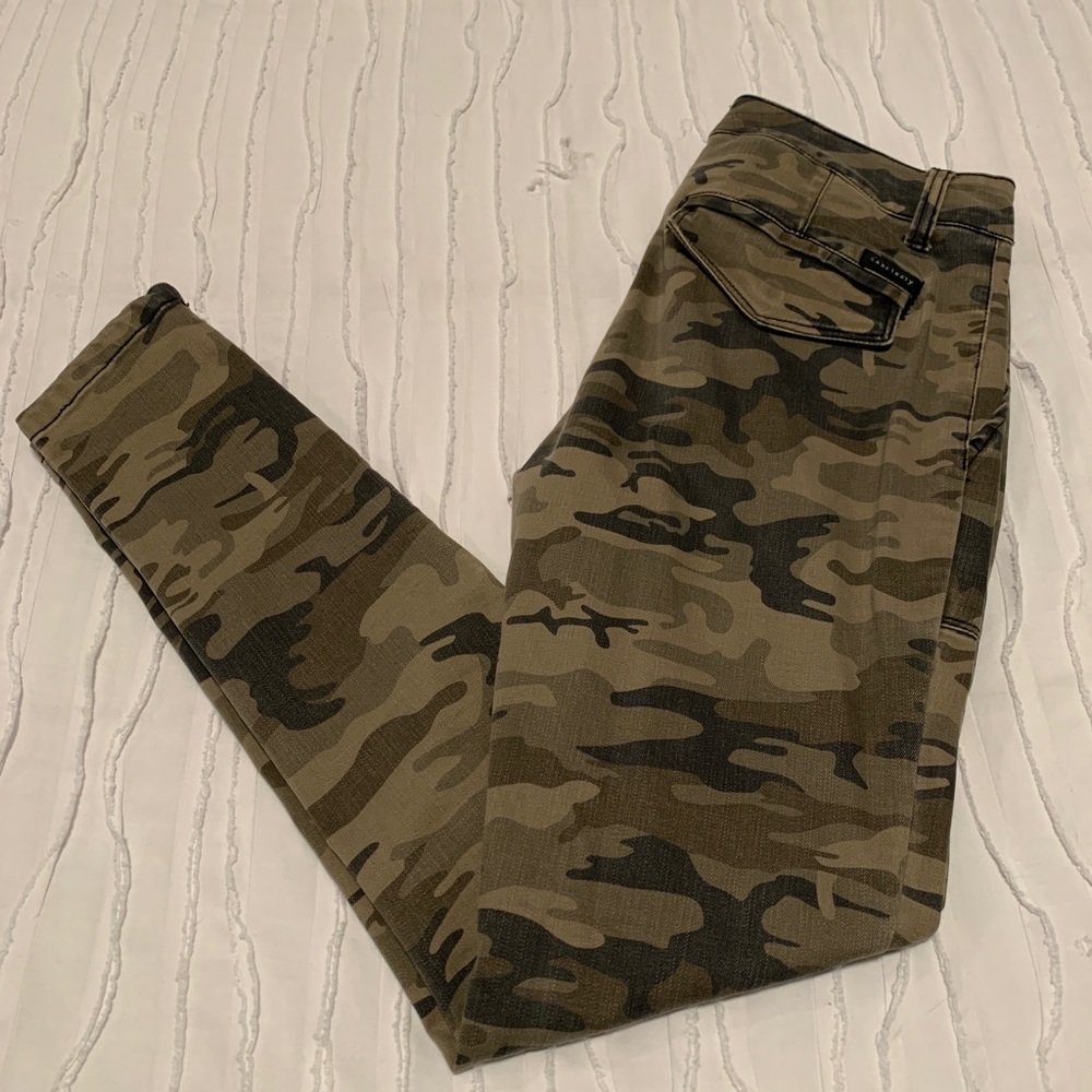Camo pants. Ankle zips. Size 26/4